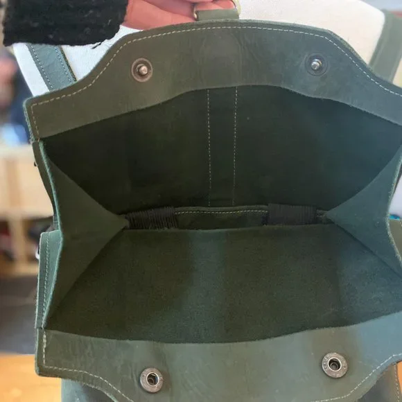 LOVELY GREEN LEATHER BACKPACK WITH LAPTOP COMPARTMENT - Picture 9 of 14